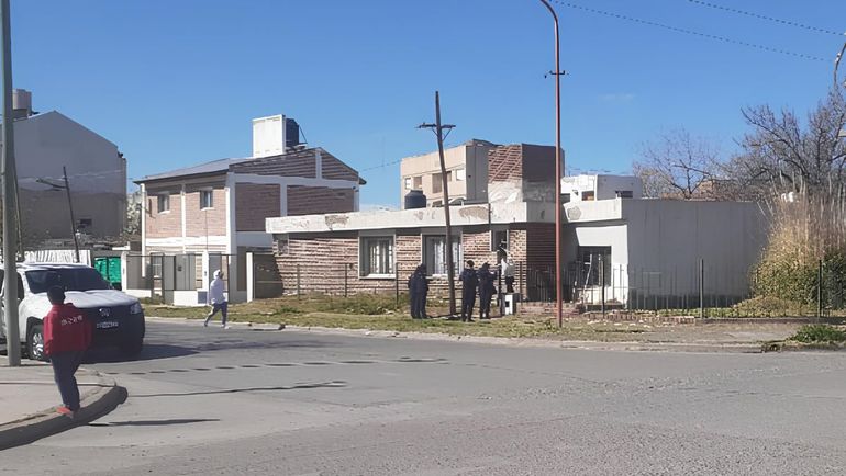 El ladrón había arrancado el aire acondicionado de la pared de la casa ubicada frente a la plazoleta del Tango.  