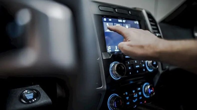 La antena de Starlink permite mantener conexión a Internet incluso mientras se circula a velocidad de ruta.