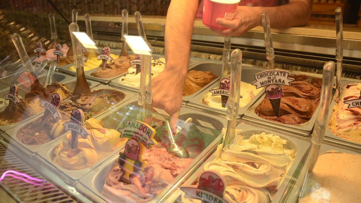 La oferta de helados es atractiva a pesar del clima primaveral que no llega.