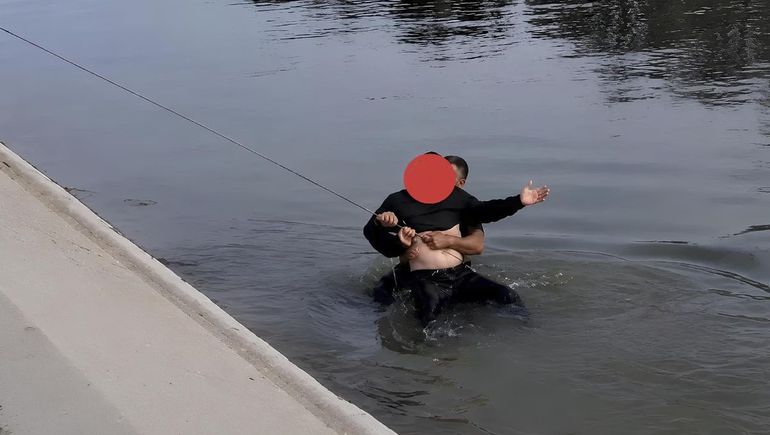 El hombre fue rescatado por un policía del canal principal de riego en General Roca. Estaba borracho y pedía que lo dejaran dentro del cauce.&nbsp;