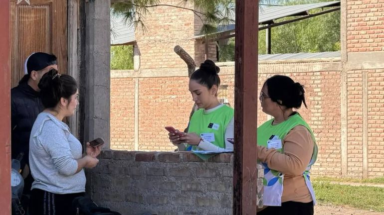 En Nuevo Ferri realizan dos encuestas al mismo tiempo entre los vecinos.