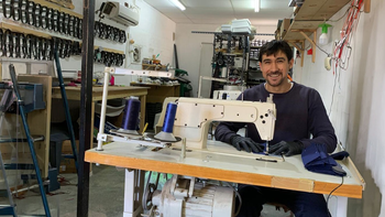 Darío confecciona las alpargatas a pura pasión en lo que era el viejo almacén familiar.