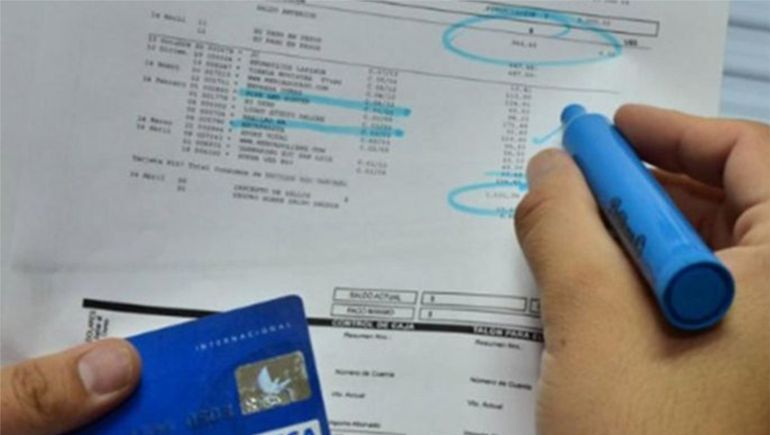 Le cobraron consumos que no hizo y tuvo que sacar un préstamo para pagar