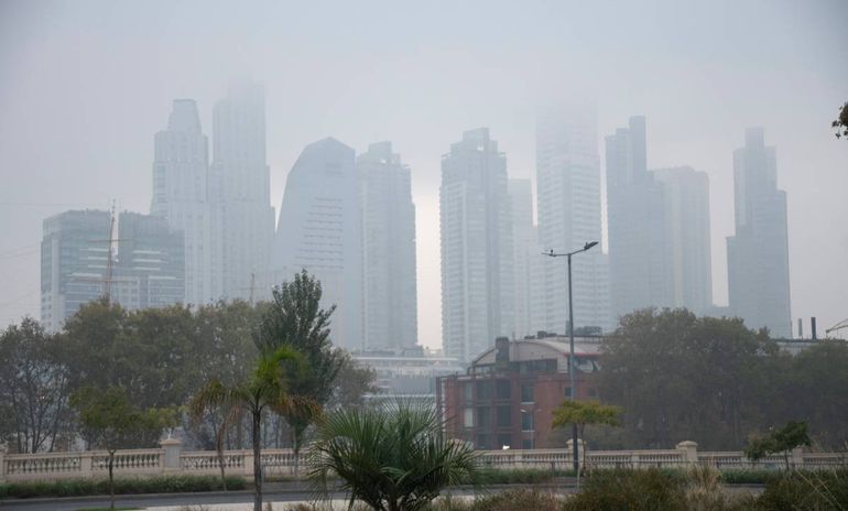 Buenos Aires amaneció cubierta de humo por un incendio en Uruguay