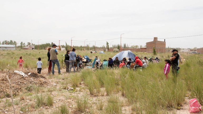 Unas 30 familias ocuparon un predio en Fernández Oro