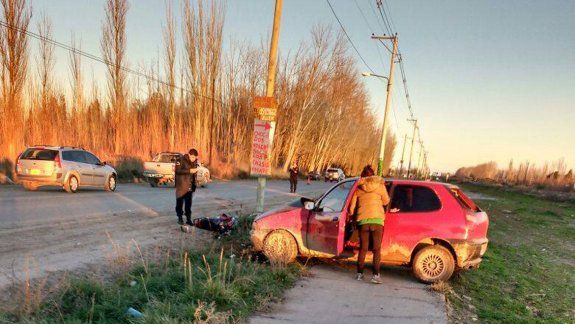 Tragedia en la Ruta Chica: un motociclista murió tras impactar contra un Fiat Palio