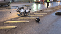 La mujer cruzó en rojo uno de los semáforos de Ruta 7 en Centenario y embistió a la motociclista que murió en el acto.