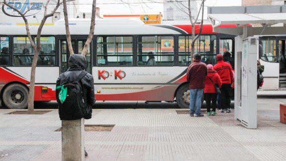 La salvaje agresión contra la adolescente ocurrió en las garitas del colectivo de plaza San Martín, ubicadas sobre calle Yrigoyen.