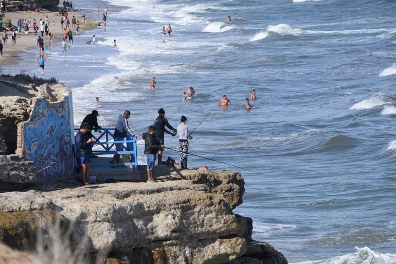 Los pescadores suelen aparecer sobre el acantilado cuando sube la marea en Las Grutas. Foto: archivo.