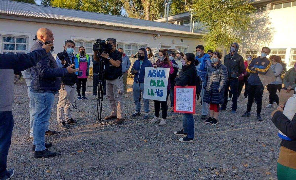 Se movilizan por el agua para la Escuela de Cuatro Esquinas