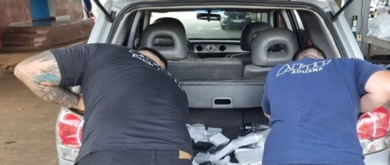 Querían pasar la frontera argentina con una millonaria carga y un auto de US$15.000