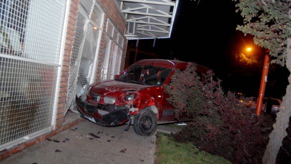 Tras el impacto con un Peugeot, la Kangoo terminó sobre la vereda.
