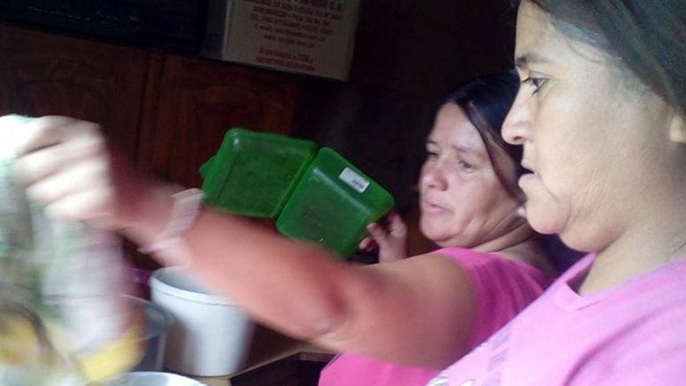 Las propias habitantes de las tomas preparan las raciones diarias.