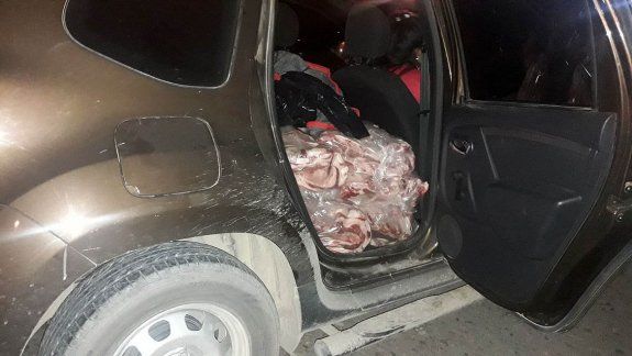 Escondía 300 kg de carne en su camioneta y lo atraparon