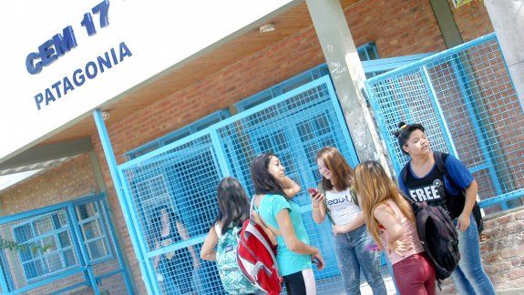 La comunidad educativa del CEM 17 exige respuestas a sus reclamos.