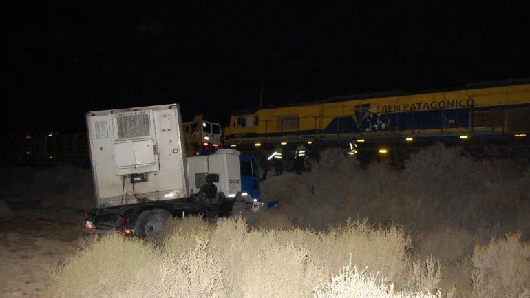 El tren arrolló a un camión y de milagro no hubo heridos
