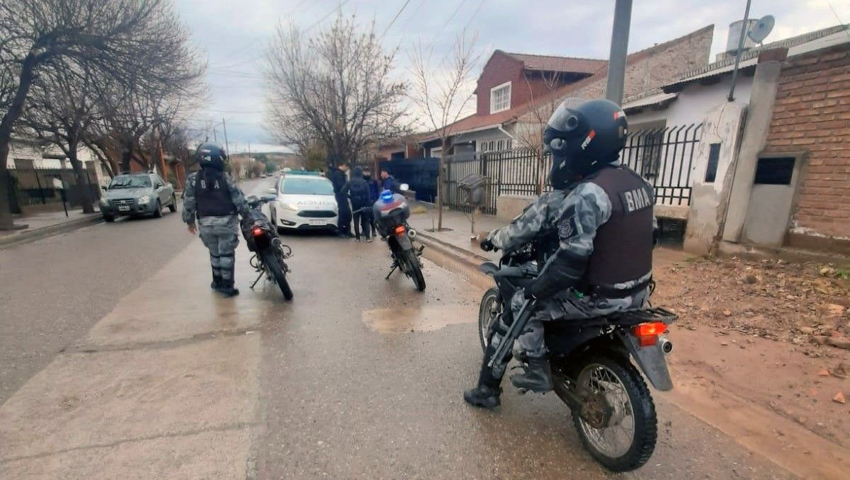 La Policía de Cinco Saltos detuvo las cinco oportunidades al frustrado ladrón.&nbsp;