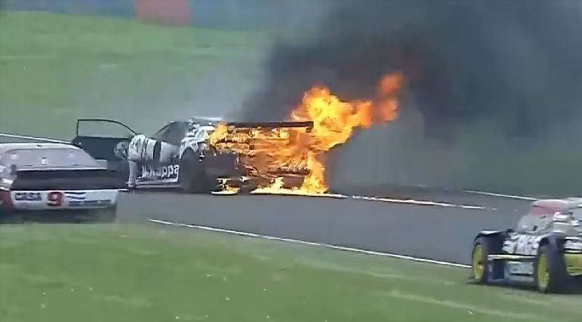 Impactante imagen en el TC: Gastón Mazzacane salió de su auto en llamas