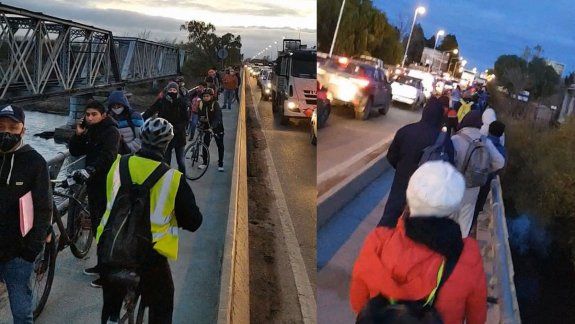 Hasta los ciclistas tienen su fila de más de 100 metros en los puentes