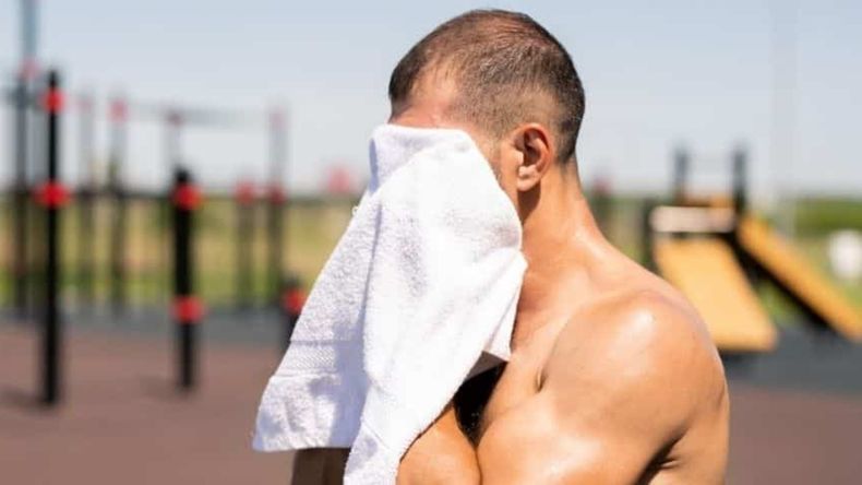 Un médico con fuerte presencia en redes sociales puso el tema en discusión y explicó por qué conviene esperar antes de bañarse.