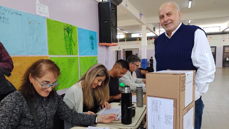 Candidato a gobernador arrancó la jornada electoral celebrando el cumpleaños 95 de su mamá