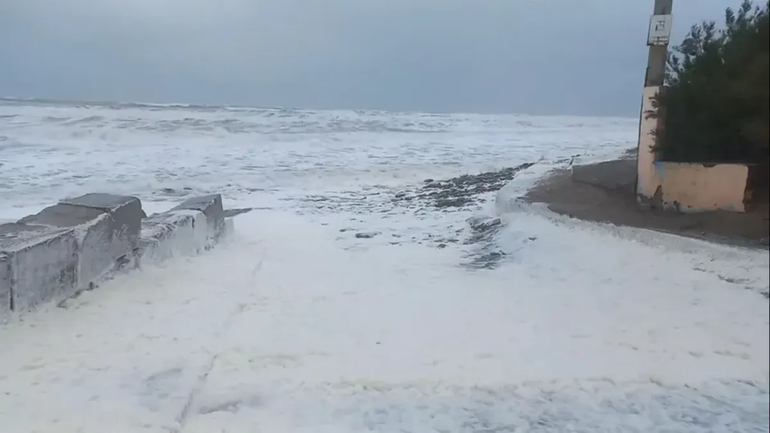 El mar subió debido a los fuertes vientos y generó serias complicaciones. Foto gentileza.