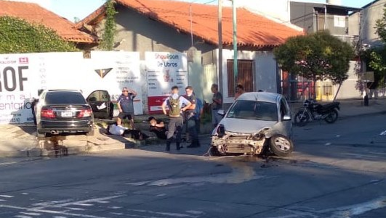 Video: violento choque terminó con un auto contra un paredón