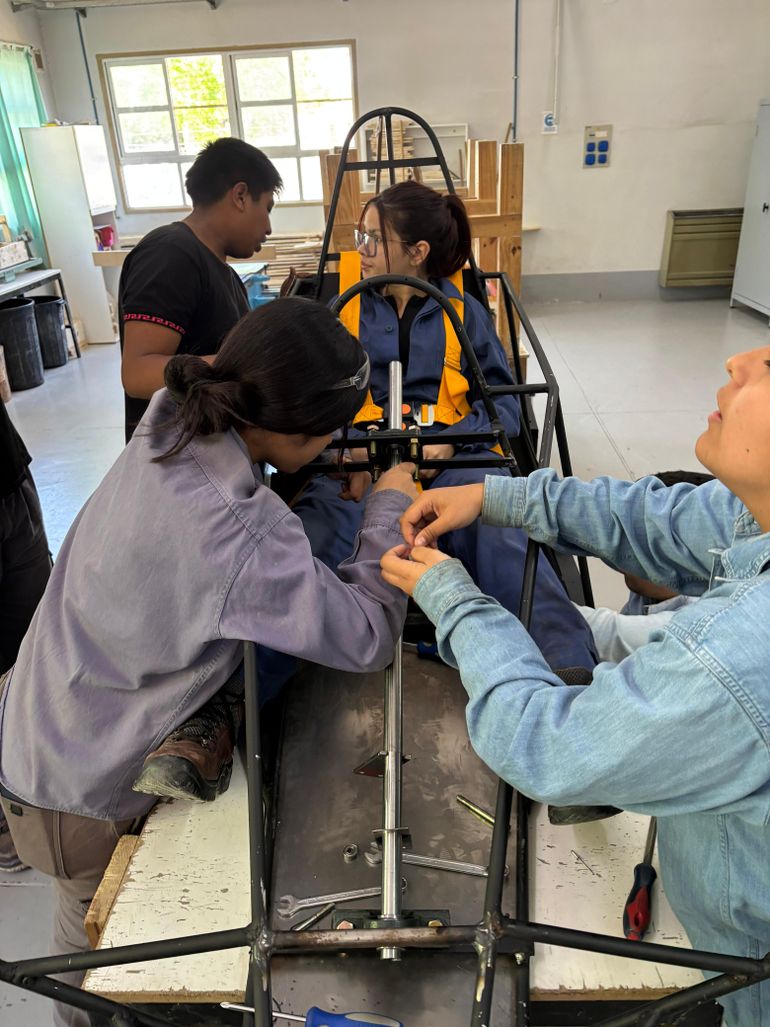 El proyecto consiste en la construcción de un karting desde cero con la aplicación de los conceptos técnicos. El proyecto consiste en la construcción de un karting desde cero con la aplicación de los conceptos técnicos.