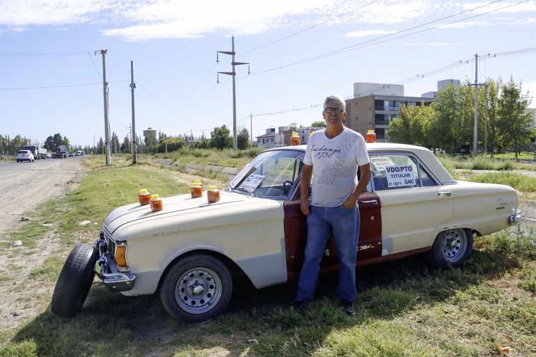 Ariel vende miel y también vende el Falcón clarito. Ariel vende miel y también vende el Falcón clarito.