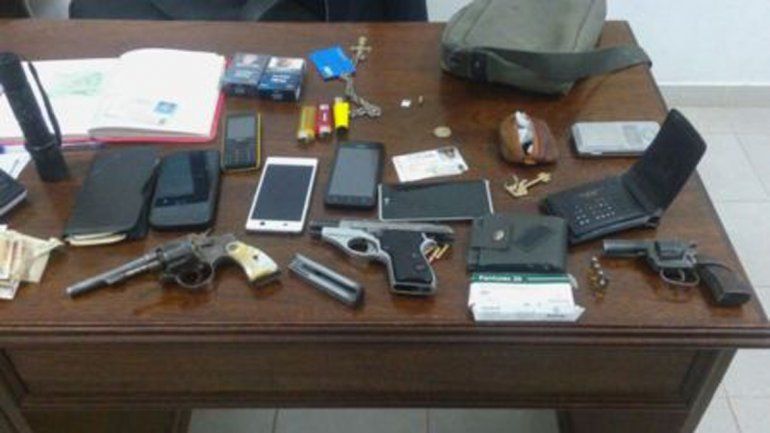 Los delincuentes iban en un Ford Focus con armas cargadas