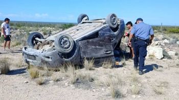 cinco heridos por un espectacular vuelco camino a sierra grande