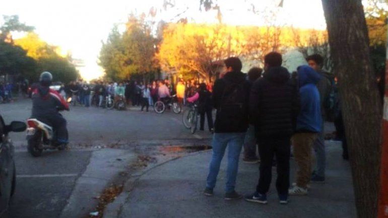 Así aguardaban los alumnos fuera del CEM 17