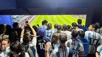 Hinchas en la Bombonera en el partido ante Uruguay. Foto X.