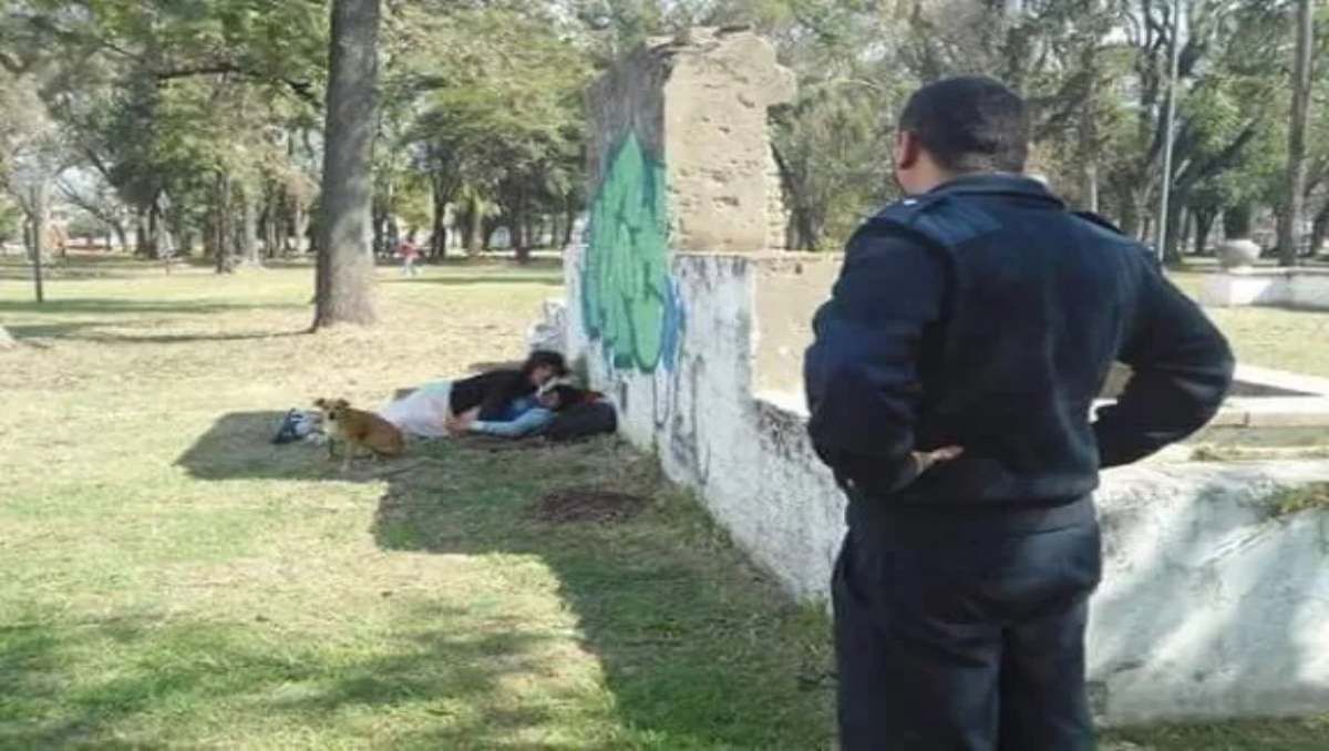 Pareja tiene sexo en plaza céntrica con un perro de testigo