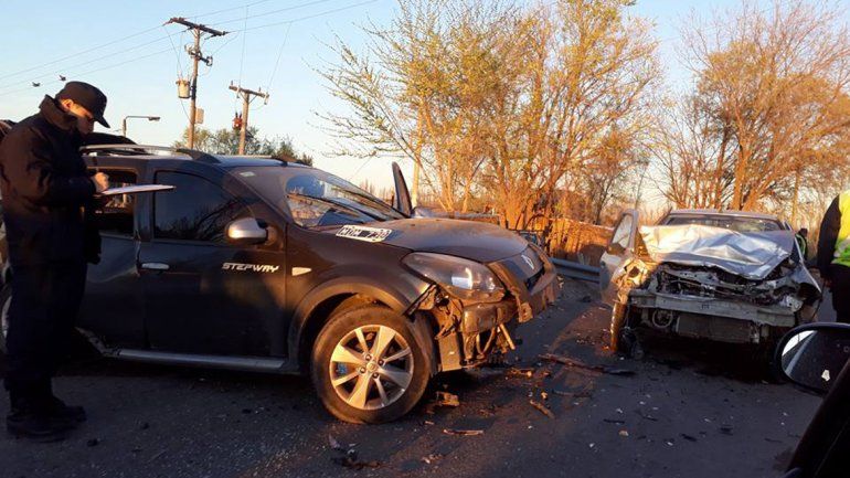 Un auto transitaba a toda velocidad, no vio los lomos de burro y chocó a una mujer  por detrás