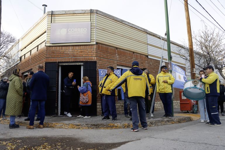 Luciano, el de lentes, en la marcha de este jueves en la sede del Correo Argentino. Foto Anahí Cárdena.