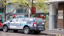 Un móvil de la Policía Federal permanece con las balizas encendidas en el centro cipoleño. 