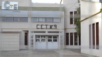 El hombre ingresó armado al establecimiento educativo y comenzó a amenazar a los obreros que realizaban trabajos de refacción. El hombre ingresó armado al establecimiento educativo y comenzó a amenazar a los obreros que realizaban trabajos de refacción.