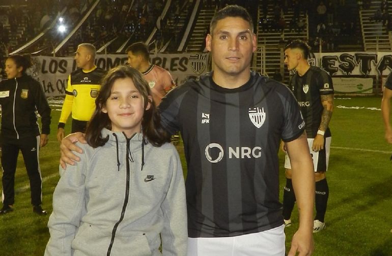 Henry Sáez junto a su hija en la previa del partido entre Cipolletti y Sol de Mayo. Fotos: gentileza Leo Sánchez