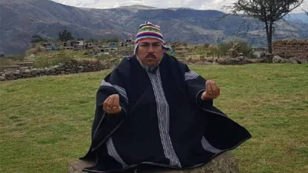 ¿Y ahora qué voy a hacer?, parece preguntarse el Brujo Atahualpa. Le cuesta un Perú asumirlo.