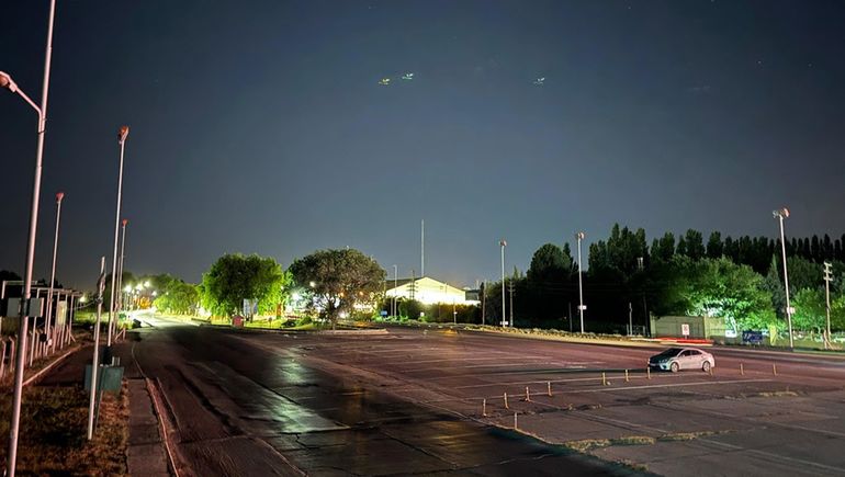 Un sector del puente que une Cipolletti y Neuquén lleva casi 90 días a oscuras