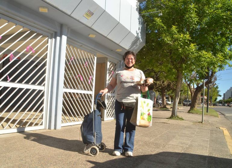 Todos los jueves, Graciela vende panes rellenos en la zona de la Biblioteca.