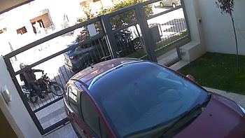 video: asi le roban la cartera a una mujer cuando estaciona