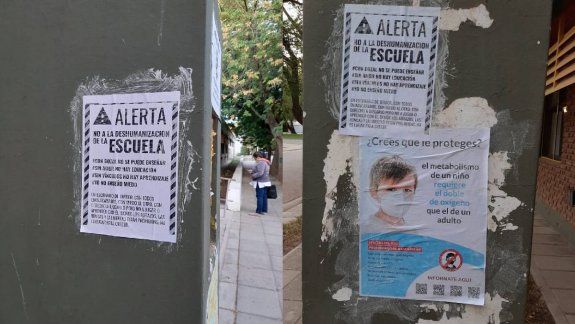 Hicieron pegatinas contra el uso de barbijos en una escuela 