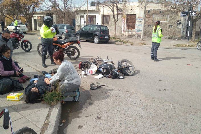 Taxi embistió a una moto: hay dos heridas graves