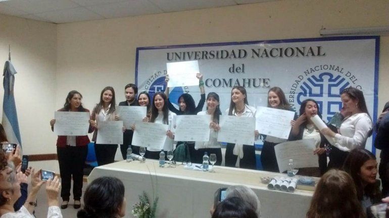 Recibieron su diploma 27 nuevos graduados en la facultad de Lenguas