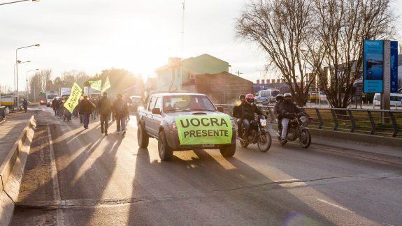La marcha de la UOCRA derivó en una larga manifestación en el peaje, con demoras de hasta 35 minutos para cruzar.