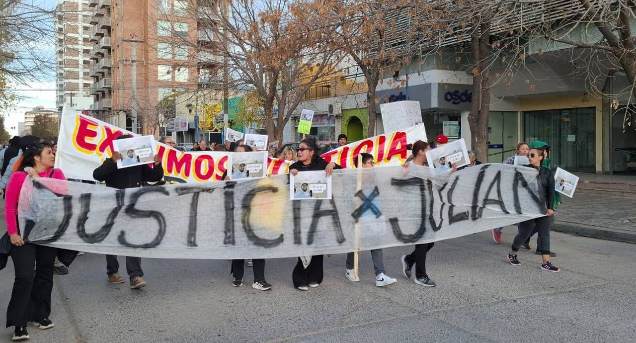 Bajo el lema Justicia por Julián, se realizaba en Roca una numerosa marcha.&nbsp;