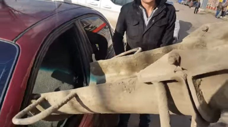 Su esposa se cambió el apellido y él le llenó el auto con cemento