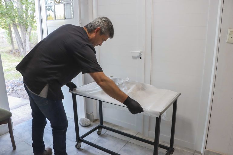 El momento más duro, tras el velatorio: el traslado del animal al horno. Foto Anahí Cárdena. El momento más duro, tras el velatorio: el traslado del animal al horno. Foto Anahí Cárdena.